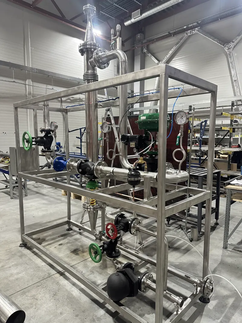 Реальный технологический модуль с трубопроводами на производственной площадке